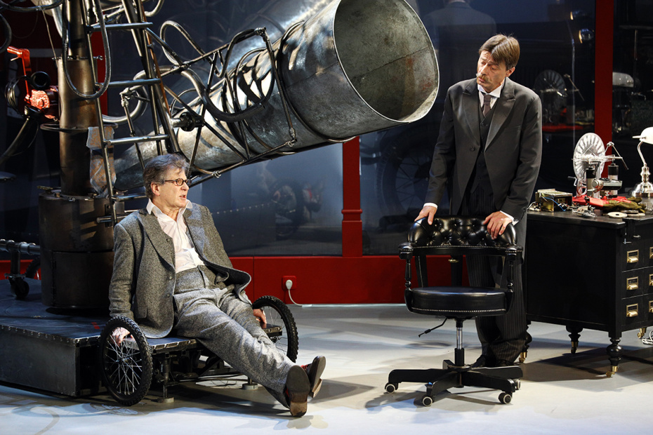 Игорь Костолевский (Генри Хиггинс) и Анатолий Лобоцкий (Пикеринг) (слева направо) в сцене из спектакля «Пигмалион»