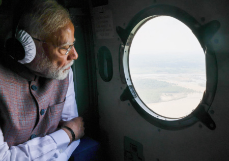 Вертолет премьера Индии не смог приземлиться на востоке страны