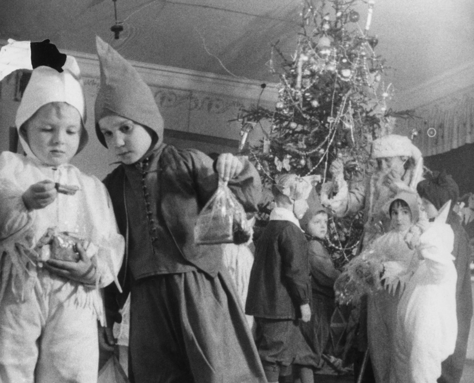 Воспитанники детского сада фабрики «Дукат», празднующие Новый год во время Великой Отечественной войны, 1942 год