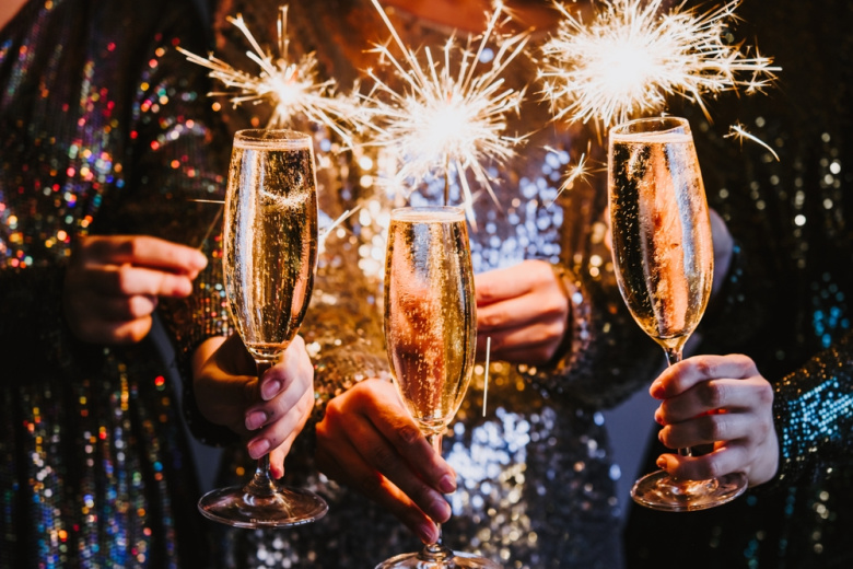 С Новым годом: скачать открытки на 2026 год