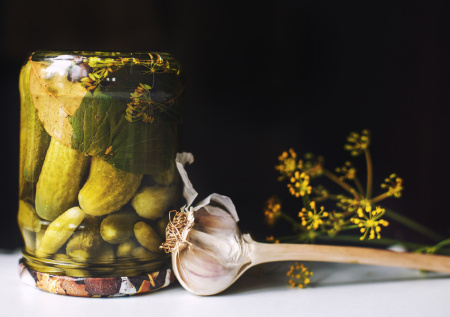 Почему банки с заготовками всегда ставят вверх дном: кухонная хитрость, которая реально спасает консервацию от порчи