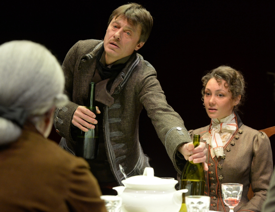 Анатолий Лобоцкий в роли слуги Канта Мартина и Юлия Соломатина в роли племянницы лучшего друга Канта Фоби Грин в сцене из спектакля Марюса Ивашкявичюса «Кант»
