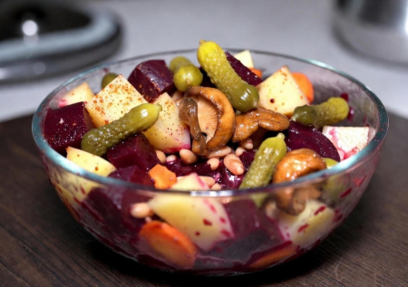 Убийца скуки: рецепт винегрета с огурцами, фасолью и грибочками