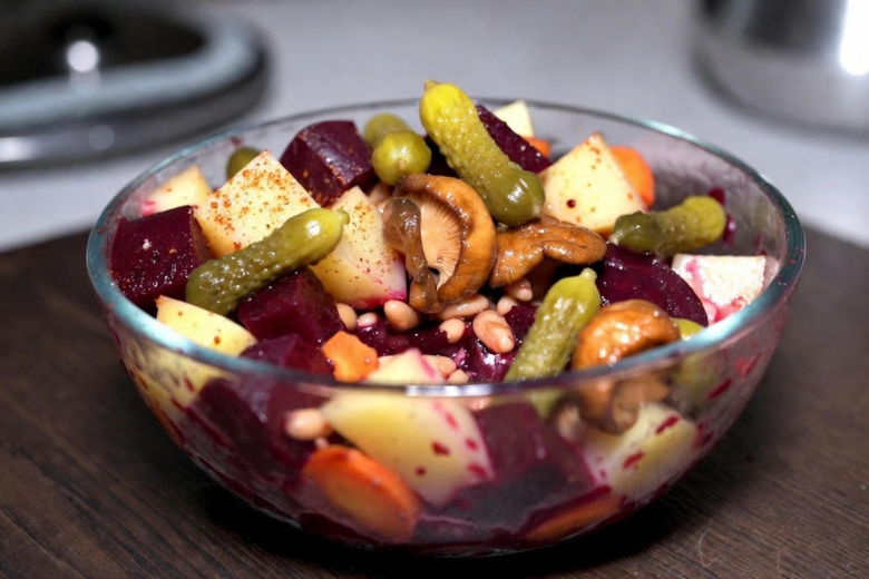 Убийца скуки: рецепт винегрета с огурцами, фасолью и грибочками