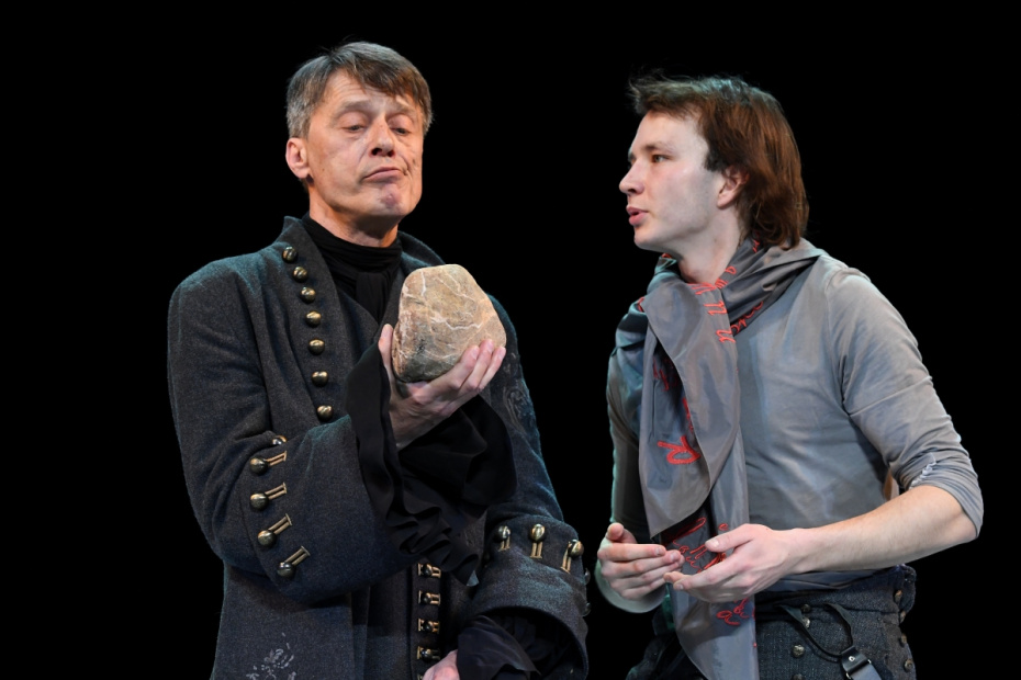 Анатолий Лобоцкий (Арнольф) и Станислав Кардашев (Орас) (справа) в сцене из спектакля «Школа жён»