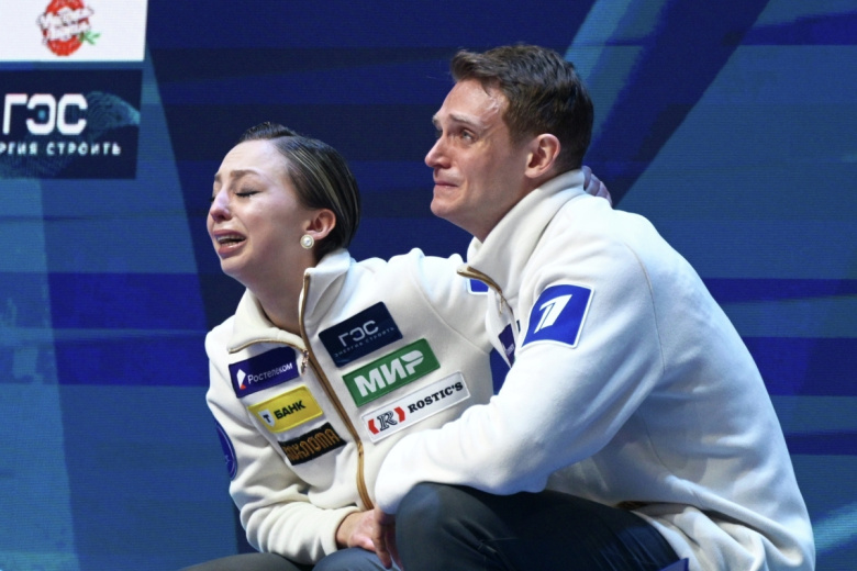 Александра Бойкова и Дмитрий Козловский радуются победе в соревнованиях спортивных пар чемпионата России по фигурному катанию — 2026 в Санкт-Петербурге