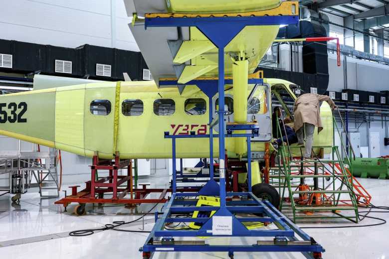 Опытный образец самолета «Ладога» с двигателем ТВРС-44 на территории АО «Уральский завод гражданской авиации»