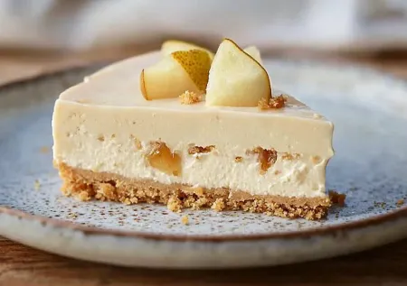 Нежный торт без духовки к празднику: как из ряженки, груш и печенья сделать эффектный десерт без лишних хлопот