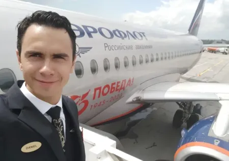 Самый эффектный бортпроводник России развелся с женой