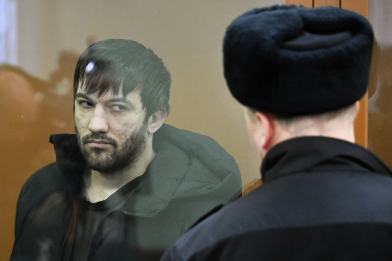 Боец смешанных единоборств ММА Ламберд Ахъядов, арестованный по подозрению в убийстве сотрудника Московской административной дорожной инспекции в центре Москвы, на заседании во Втором западном окружном военном суде в Москве