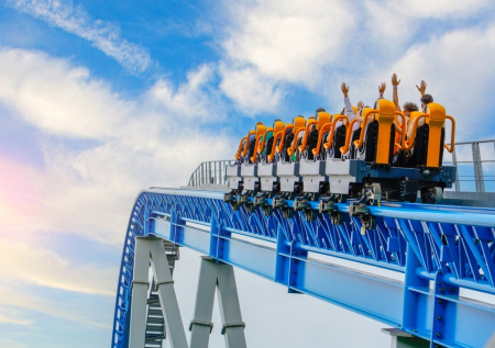 Парни пришли кататься на аттракционах и превратились в «летучих мышей»