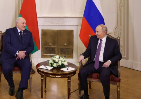 Белорусская делегация привезла в Петербург подарок для Путина