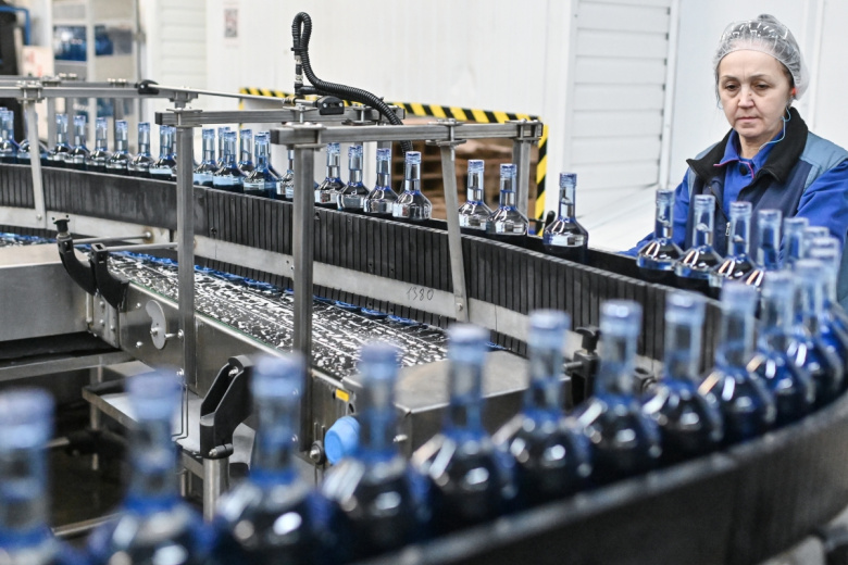 Линия розлива алкоголя по бутылкам на заводе