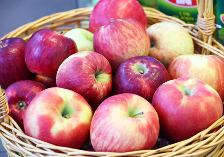 Как сохранить яблоки свежими до весны без потерь: простые ошибки при хранении, из-за которых урожай пропадает уже в первый месяц