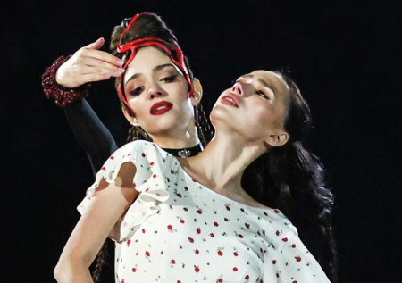 Мир с Медведевой, крупные заработки, откровенные фото: как живет Загитова