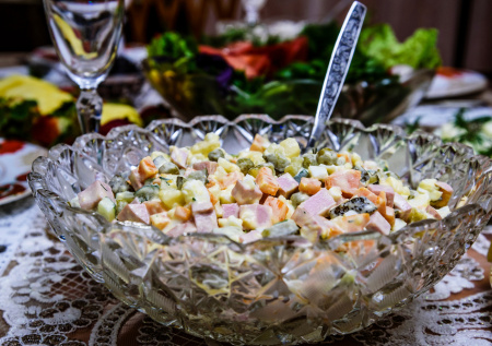 Врач объяснила, почему нельзя хранить новогодние салаты более 36 часов