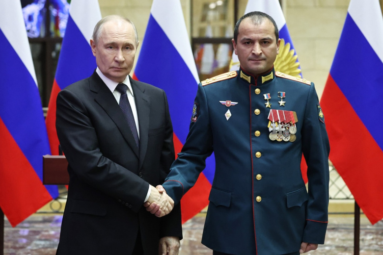 Президент РФ Владимир Путин вручил медаль «Золотая Звезда» полковнику Ярамиру Темирханову