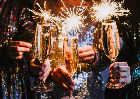 Деньги под скатерть, поцелуй под куранты: новогодние приметы — это правда?