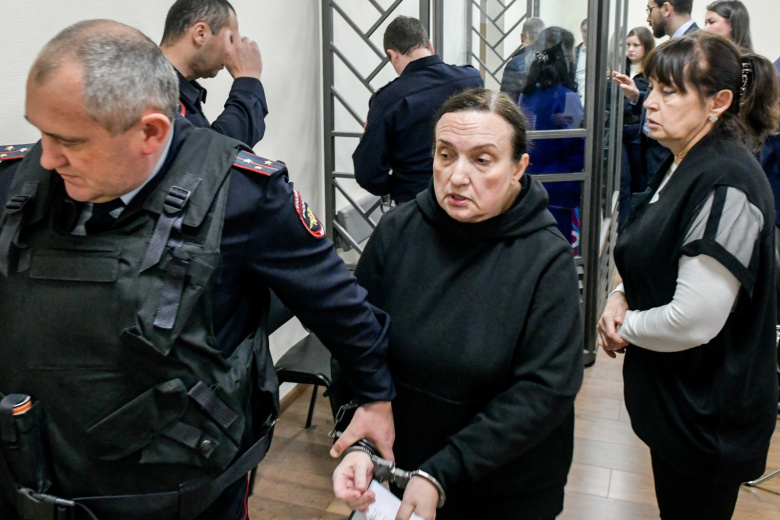 Экс-председатель Ростовского облсуда Елена Золотарева (вторая справа на первом плане)