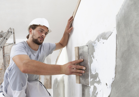 Строительный эксперт назвал неочевидную ошибку при выравнивании стен