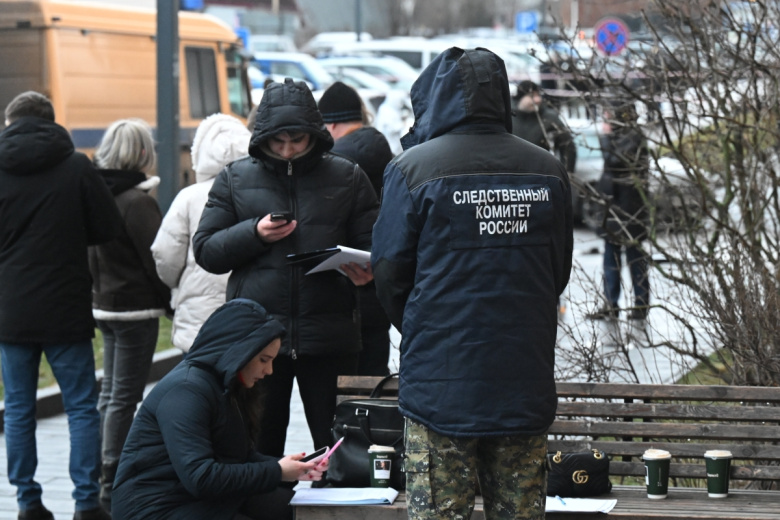 Сотрудники спецслужб работают на месте взрыва автомобиля Kia Sorento на парковке на улице Ясеневой в районе Орехово-Борисово. Под днищем автомобиля сработало взрывное устройство. При подрыве автомобиля в Москве погиб начальник управления оперативной подготовки Генштаба генерал-лейтенант Фанил Сарвар