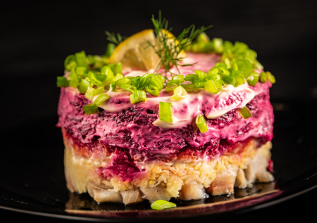 Салат «Царская шуба» с копчёной скумбрией: сто раз так делала — и все в приятном шоке