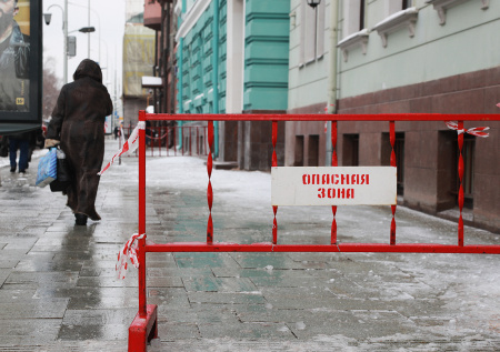 Москвичей призвали соблюдать осторожность на дорогах в связи с гололедицей