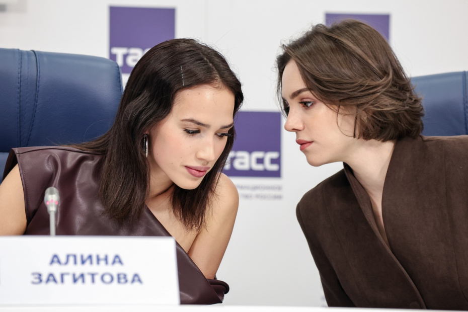 Фигуристки Евгения Медведева и Алина Загитова