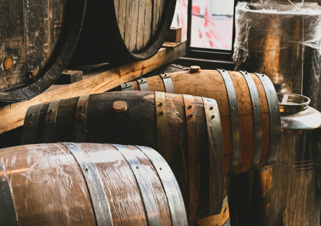 Всемирно известный производитель бурбона остановит главный завод на год