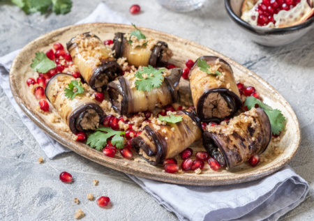 Новогодняя закуска, которую все разберут первыми: мини-конвертики из баклажана с ореховой начинкой. Вкус Востока на новогоднем столе