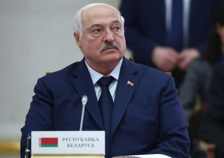 Лукашенко причесал усы во время выступления Путина и попал на видео