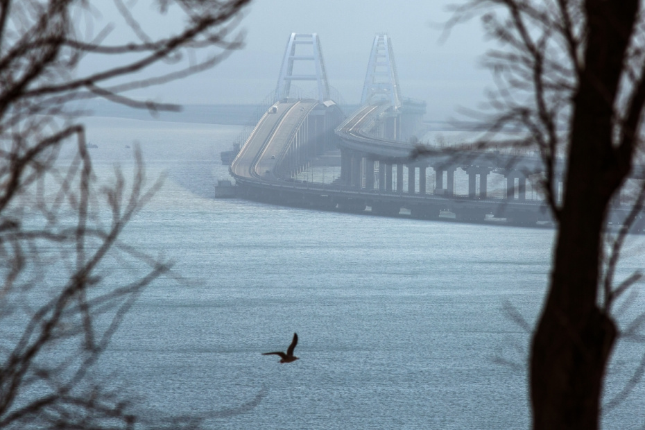 Вид на Крымский мост с Крымского полуострова
