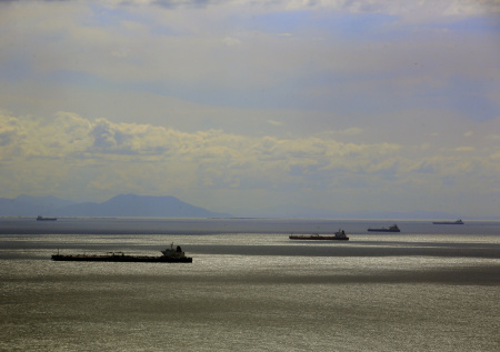 Венесуэла отправила десять танкеров с нефтью вопреки блокаде