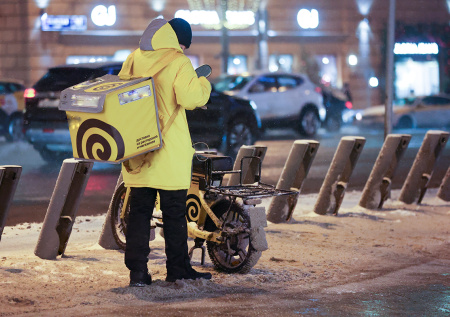 Курьеры начали «доставлять» детей в сумках