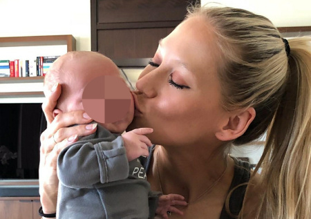 Известная российская теннисистка родила от испанского певца