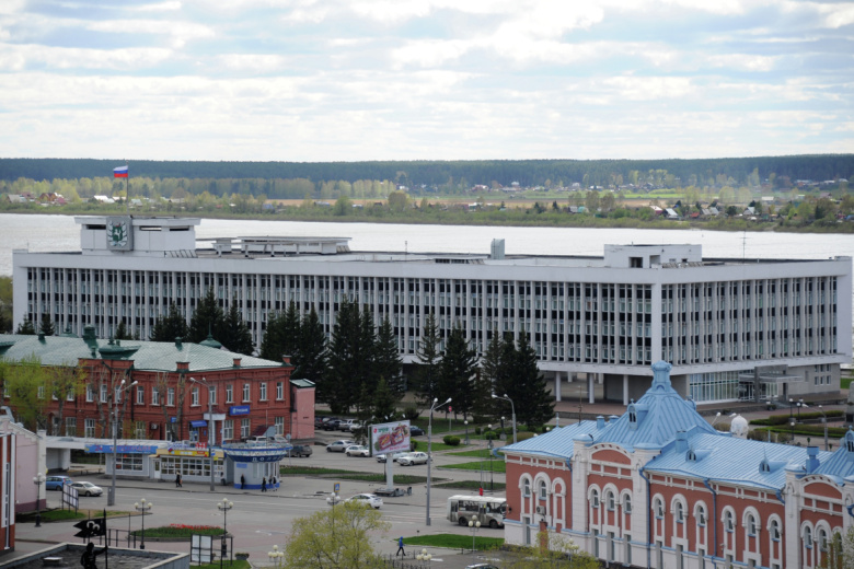 Вид на здание администрации Томской области в центре Томска