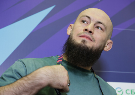 Непобежденного российского бойца исключили из UFC