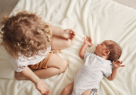 Психолог объяснила, как подготовить ребенка к пополнению в семье