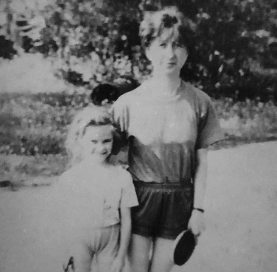 Анастасия Костеневич с мамой Лилией Михайловной, 1993 год