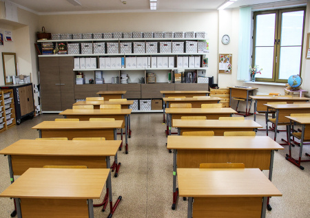 Замдиректора школы уволили за мат в тестах