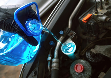 Автоэксперт дал совет, как отличить качественную незамерзайку от подделки