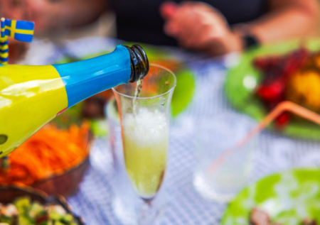 В Госдуме предложили запретить продажу «детского шампанского»