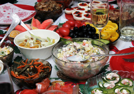 Диетолог напомнила правила безопасного новогоднего застолья