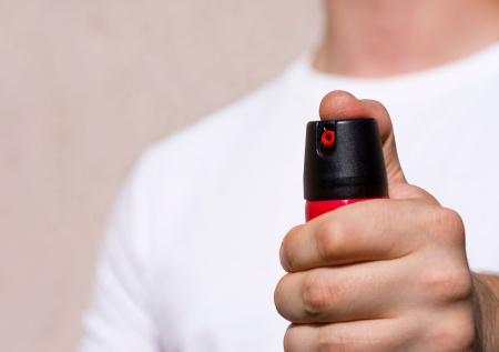 Школьник залил перцовкой одноклассника-инвалида и избежал наказания