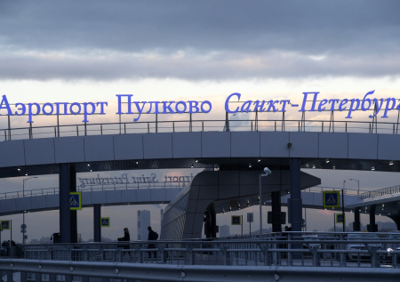 Грузовик въехал в трап в аэропорту Пулково