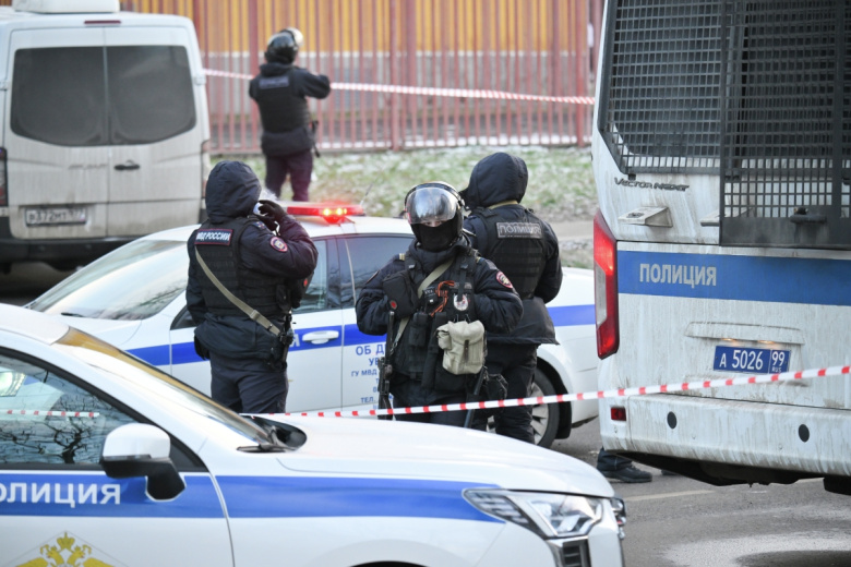 Сотрудники полиции у места взрыва, при котором погибли два сотрудника ДПС, на улице Елецкой на юге Москвы