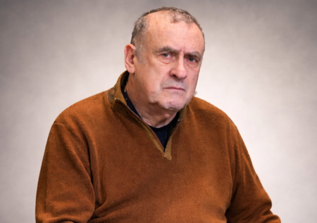 «Приглашал к себе на ночевку»: заслуженного педагога обвинили в педофилии