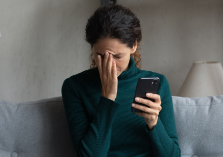 Психолог объяснила, как мошенники вводят жертв в транс