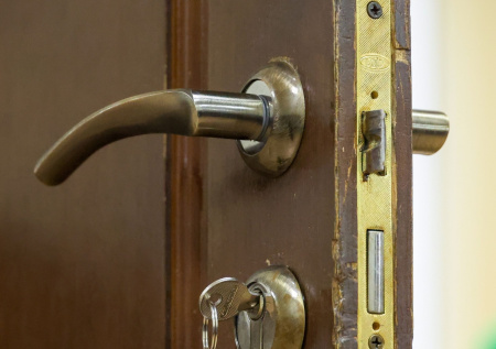 Бабушка не вернула квартиру по «схеме Долиной» и отомстила покупателям