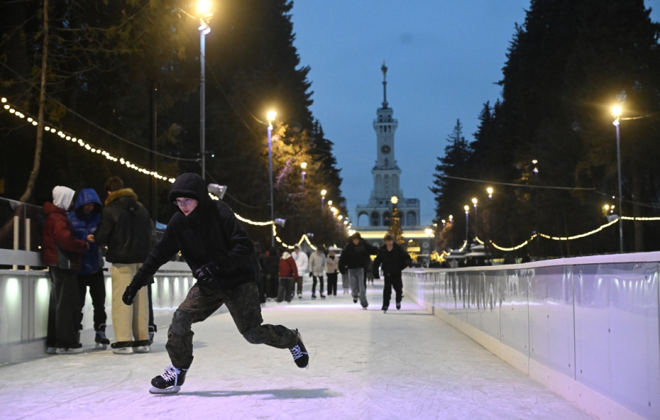 Посетители на открытии катка на Северном речном вокзале